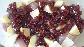 Kuře na víně s jablky a brusinkami