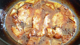 Kuře na víně s jablky a brusinkami