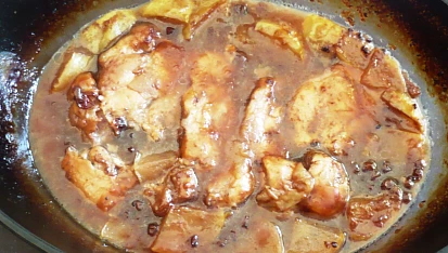 Kuře na víně s jablky a brusinkami
