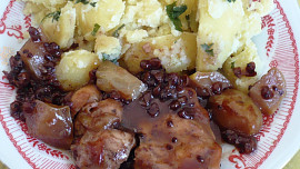 Kuře na víně s jablky a brusinkami