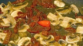 Kuřecí steaky s gratinovaným fenyklem, přidáme sušená rajčata a malou feferonku