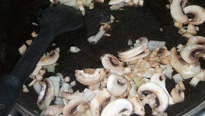 Nivovožampiónová omáčka s haluškami a uzeným masem
