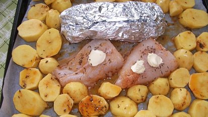 Pangasius s pečenými brambory a dušenou zeleninou na jednom plechu