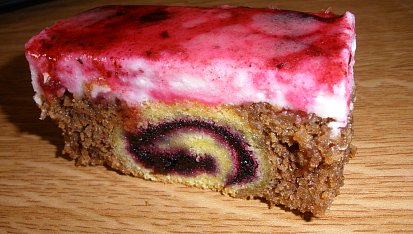 Řezy Černá růže, s tvarohovo citronovým krémem a rumovo borůvkouvou polevou