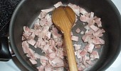 Roláda z mletého masa se slaninkou (opečeme slaninu, přidáme máslo a trochu vody)