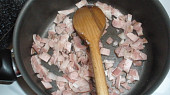 Roláda z mletého masa se slaninkou (opečeme slaninu, přidáme máslo a trochu vody)