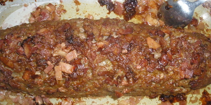 Roláda z mletého masa se slaninkou (upečeno)