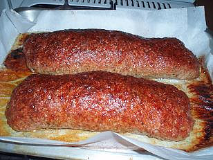 Roláda z mletého masa se slaninkou, pečené na pečícím papíru