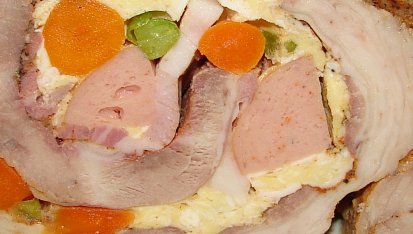 Roláda z vepřového boku na jarní cibulce, Na řezu - výřez