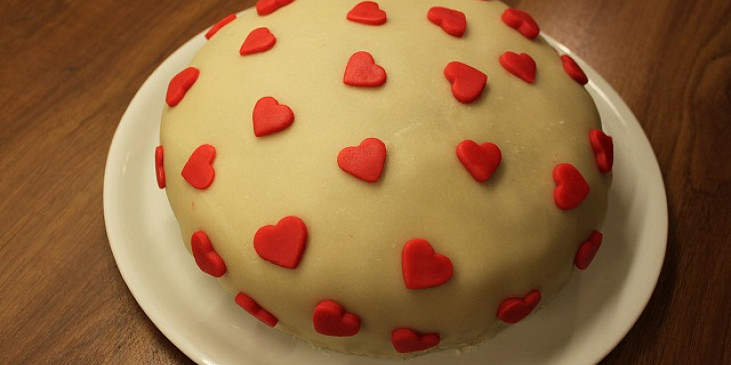 Srdíčkový dort k výročí (Valentýnský dort :))