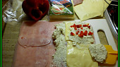 Šunková rolka na chlebíčky, šunku potřeme náplní,poklademe plát.sýrem,opět natřeme a posypeme paprikou