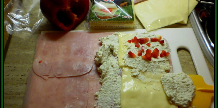 šunku potřeme náplní,poklademe plát.sýrem,opět natřeme a posypeme paprikou
