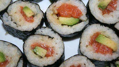 Sushi s lososem, losos a avokádo