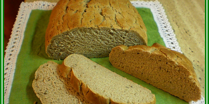 Úplně obyčejný chléb (na řezu)