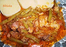 Vepřové maso s fazolkami, koriandrem, bazalkou a libečkem