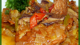 Vepřové plátky na saturejce, zelenině a houbách