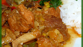 Vepřové plátky na saturejce, zelenině a houbách