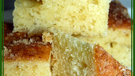 Banánová buchta s ořechovým posypem