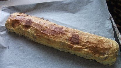 Bílkový chlebíček kakaový s tvarohovým krémem, ještě před ztuhnutím