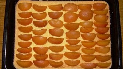 Broskvový řez, naskládané broskve