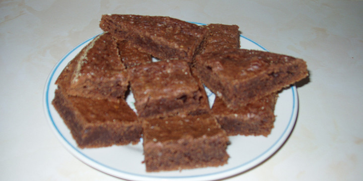 Brownies I. (pečerno z poloviční dávky v dortové formě)