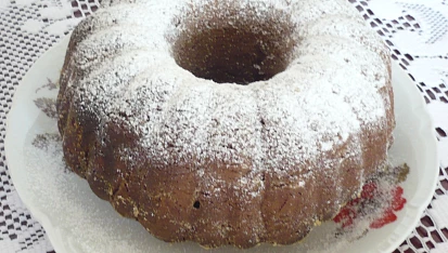 Celozrnná bábovka s ořechy