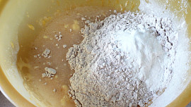 Celozrnná bábovka s ořechy