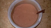 Černá buchta s vaječným koňakem, sypké těsto