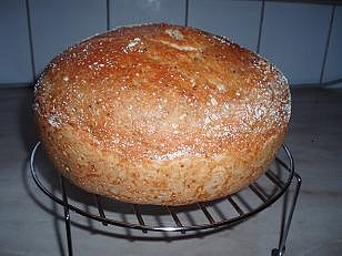 Domácí chléb bez hnětení (chleba bez hnětení, poprášeno otrubami)