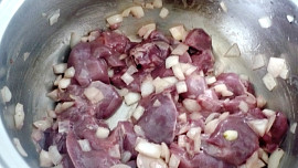 Drůbeží játra s kari a jablky