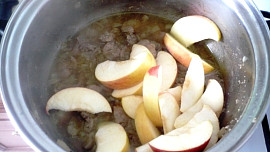 Drůbeží játra s kari a jablky