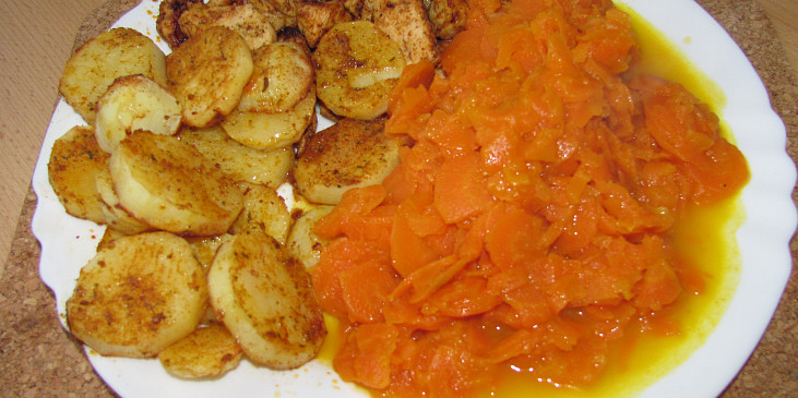 Dušená mrkev (dušená mrkev s pečenými brambory a kuřecím masem)