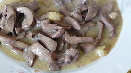 Dušené ledvinky s hořčičnou omáčkou