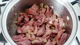 Dušené ledvinky s hořčičnou omáčkou