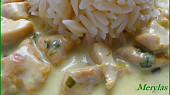 Kuřecí kari nudličky se sýrem a pórkem na smetaně, S těstovinovou rýží.