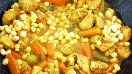 Kuřecí kousky na zelenině