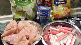 Kuřecí řízky  v marinádě s jogurtem, se sýrem a s krabími tyčinkami