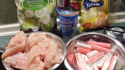 Kuřecí řízky  v marinádě s jogurtem, se sýrem a s krabími tyčinkami