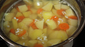 Kuřecí stehna zapečená v bramborové kaši, ...brambory uvaříme s mrkví a česnekem...