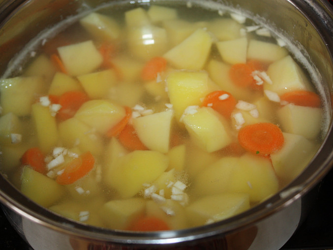 Kuřecí stehna zapečená v bramborové kaši, ...brambory uvaříme s mrkví a česnekem...