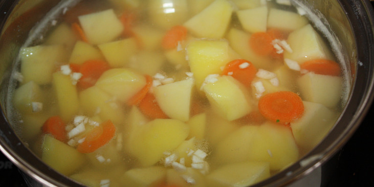 ...brambory uvaříme s mrkví a česnekem...