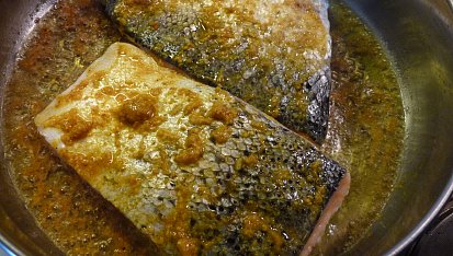 Losos v zálivce z citronu a  citronového pepře - (i dietní verze), Nejprve strana bez kůže