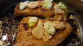 Losos v zálivce z citronu a  citronového pepře - (i dietní verze), s plátky másla
