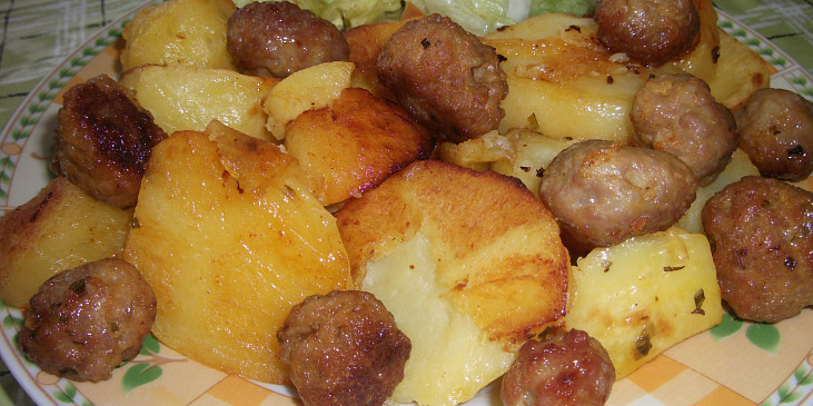 Masové koule s paprikou a bramborovo-zeleninovou přílohou z jednoho plechu