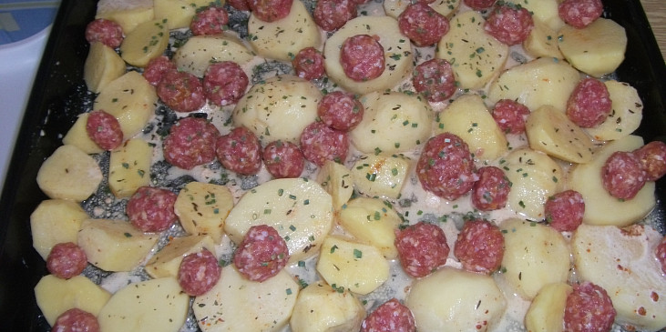 Masové koule s paprikou a bramborovo-zeleninovou  přílohou z jednoho plechu (Před upečením.)