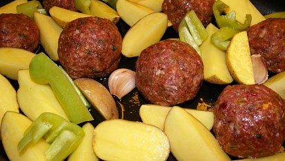 Masové koule s paprikou a bramborovo-zeleninovou  přílohou z jednoho plechu