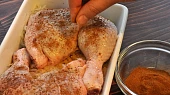 Medová kuřecí stehýnka na zelí, Stehna posypaná skořicí