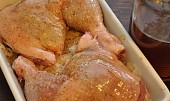 Medová kuřecí stehýnka na zelí (Stehna potřená medem)
