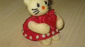 Modelování Hello Kitty (domodelujeme mašli, tečky a gel. barvou domalujeme obličejík)