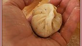 Moravské majonézové koláčky nejen k vínu (utvoříme uzlík a uzlíkem dolů klademe na peč.podložku na plech)